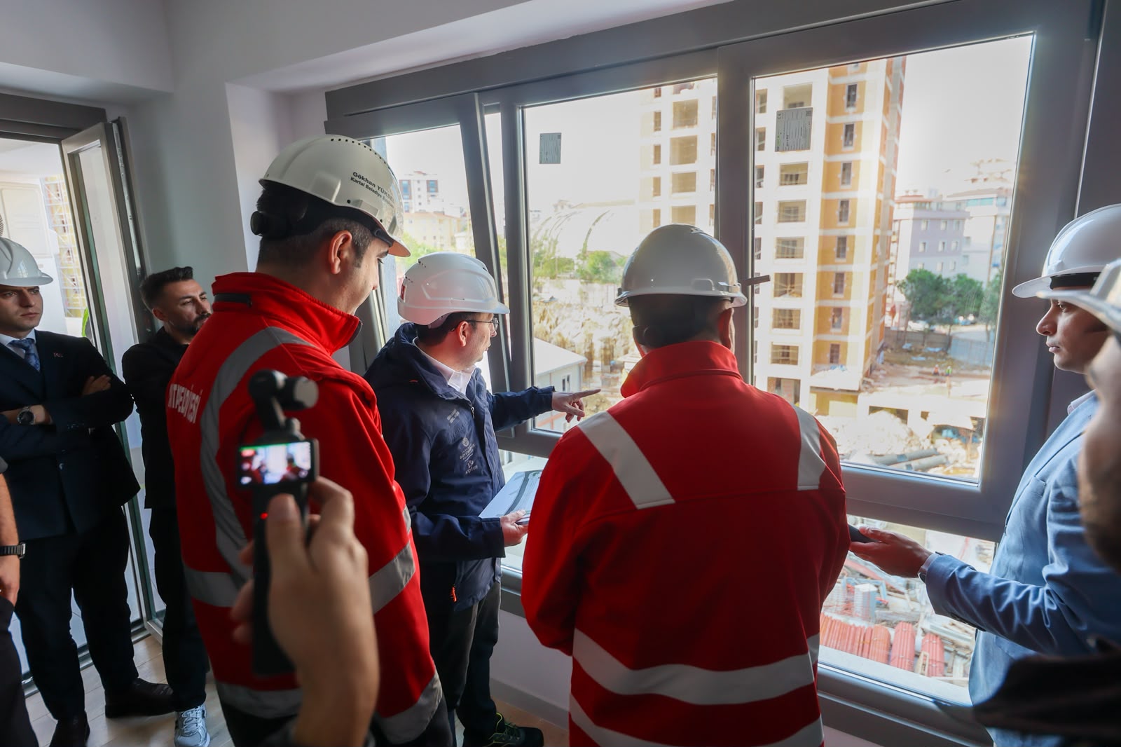 İBB BAŞKAN VEKİLİ NURİ ASLAN, KARTAL BELEDİYE BAŞKANI GÖKHAN YÜKSEL VE KİPTAŞ GENEL MÜDÜRÜ GÜRKAN KAYA, KARTAL METEM BİRLİK SİTESİ ŞANTİYESİNİ ZİYARET ETTİ - fotoğraf 2